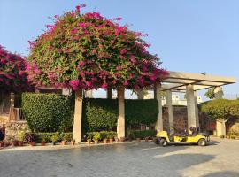 Private Golf course villa, 30 min from Gurgaon，位于马尼萨的酒店