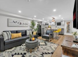 Family-Friendly 2BR Ground-Level Suite with Full Kitchen, Parking and 20 Minutes to Downtown，位于多伦多的酒店