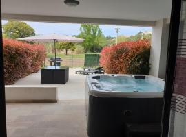 T2 55 m2 4 pers jacuzzi terrasse 55m2，位于Ficaja的酒店