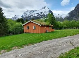 timber cabin Eresfjord med båt til leie