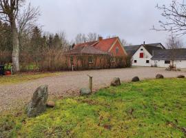 Guest house on farm in small village，位于奈斯特韦兹的酒店