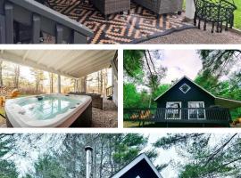 Modern Pine Tree Chalet with HOT TUB, Outdoor TV, VIEWS, Games & POOL 5 mins away!!，位于Gilboa的酒店