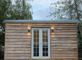 Olive the Shepherds Hut，位于霍宁的酒店