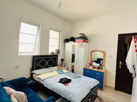 Studio in Villa Fully Furnished Private Kitchen, Bathroom，位于阿布扎比的酒店