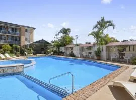 Ocean Parade 4 - Affordable, Pool, Spa, Cafes, Sleeps 4