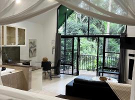 Gallery Walk Chalets - Tamborine Mountain，位于谭伯连山的酒店