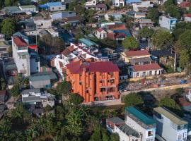Nắng Hotels & Restaurants，位于Phiêm Ban的酒店