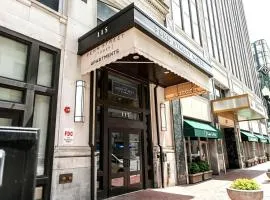 Downtown Escape - Stylish Living with Free Parking
