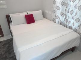 Lachus Home Stay，位于Vāzhākulam的酒店