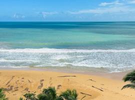 Beachfront Apartment in Luquillo at Sandy Hills，位于卢基约的酒店