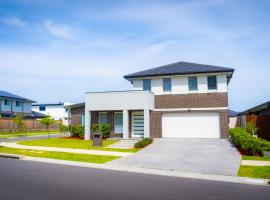 Luxury 7 Bedroom Home - Sleeps 16 Guests，位于Gledswood Hills的酒店