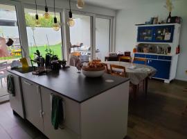Chez Elsa et Agou - chambre avec bureau chez l'habitant，位于Courtepin的带按摩浴缸的酒店