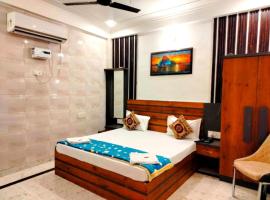 Hotel Nirmala Palace Ayodhya Near Ram Mandir and Hanuman Garhi - Fully Air -Conditioned with Restaurant Facilities - Best Hotel In City，位于Ayodhya的酒店