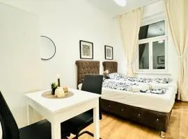 Chic 5BR Apt for 10P, with Direct City Access
