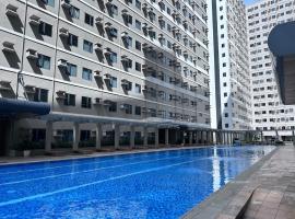 642 - Quiet & secured condo in Cavite with HI speed WIFI，位于达斯马里尼亚斯的带停车场的酒店