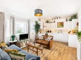 Queens Head Apartments by Rugby with parking