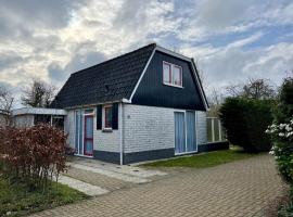 Holiday home in North Holland，位于圣马丁斯泽的酒店