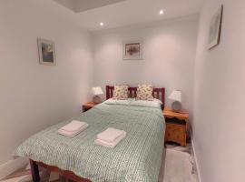 Charming 2B Cottage in Stranraer: Vintage Escape，位于斯特兰拉尔的酒店