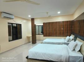 whirlwind food court and resort，位于Numāligarh的酒店