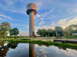 Watertorenhotel Wadhoog，位于Sint Jacobiparochie的酒店