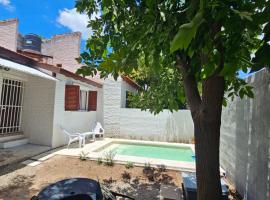 CASA TILO con pileta exclusiva，位于米娜克拉韦罗的海滩酒店