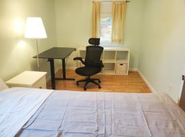 Private Room with Queen Bed and Work Station，位于伯灵顿的酒店