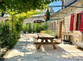 Maison d'Antan - PiscineJardinClim - Bourg de Cuzance，位于Cuzance的酒店