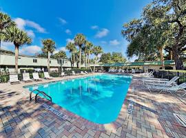 57 Hilton Head Cabana - 2BR Villa Coastal Decor Private Patio Steps to Beach Community Pool Near Coligny Plaza - host2coast，位于希尔顿黑德岛的酒店