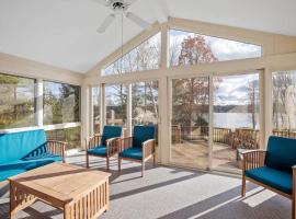 Halfmoon Lake 3BR Home w Game Room Deck Dock，位于Alton的酒店