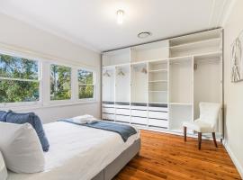StayAU 4BRM Charming Modern Home in Mt Colah，位于Mount Colah的酒店