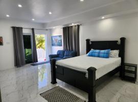 Ideal getaway within Oceanpointe gated community, never shared accommodation，位于卢西的酒店