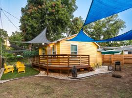 East Austin Bungalow w BBQ Firepit Fun Yard，位于奥斯汀的酒店