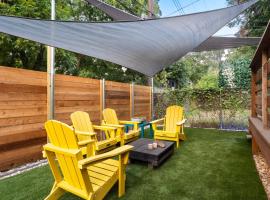 East Austin Bungalow w BBQ Firepit Fun Yard，位于奥斯汀的酒店