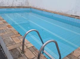 Casa para 10 pessoas com piscina，位于瓜鲁雅的酒店
