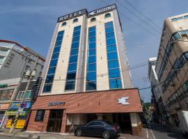 Hound Hotel Tongyeong，位于统营市的酒店