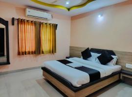 Hotel Sai Laxmi- Walkable Distance from Sai baba Temple，位于舍地的酒店