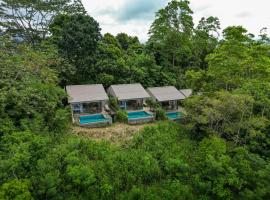 Celestial Hills - Villas & Suites by The Clarks，位于康提的带泳池的酒店