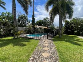 Tropical family beach house，位于Holloways Beach的酒店