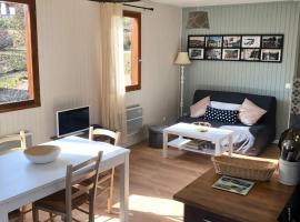 Chalet S&eacute;r&eacute;nit&eacute;，位于Moux-en-Morvan的木屋