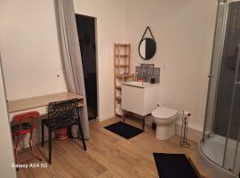 Studio neuf avec espace de travail séparé，位于Guécélard的酒店