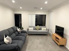 Convenient and Peaceful 4BR New House in Gregory Hills，位于Narellan的酒店