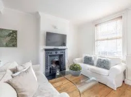 Charming 2-Bed in Windsor: Walk to all the sites!