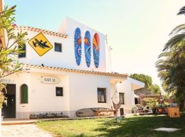 Algarve Surf Camp & Hostel Sagres，位于萨格里什的酒店