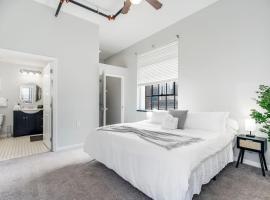 Chic 2BR-Parking, Rooftop,Near Arrowhd & TMobile