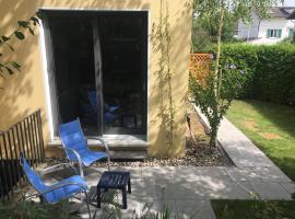 Studio with private garden & free parking，位于Köniz的酒店