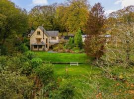 Bolton Luxe Villa，位于Bradshaw的酒店