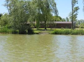 Exclusive Lodge overlooking private lake，位于Laneuville-à-Rémy的酒店