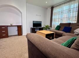 Large Modern Semi-Detatched Home Near Barking Station With superfast 1gbps Wi-Fi & Free Parking x2 Spaces - Sleeps 13，位于巴尔金的酒店