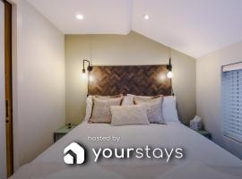 Foden's House by YourStays - 2 Bedroom Cottage in Sandbach with gorgeous dining room extension, High end finish，位于桑德巴奇的酒店