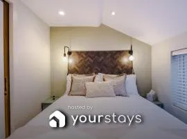 Foden's House by YourStays - 2 Bedroom Cottage in Sandbach with gorgeous dining room extension, High end finish